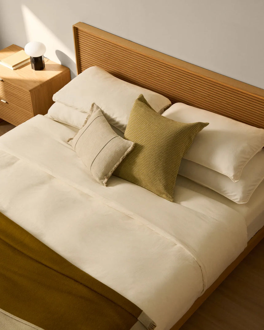 Bett Norlen aus Eichenfurnier mit naturfarbenem Finish und LED-Licht für Matratzen 180 x 200 cm FSC Mix Credit von Kave Home – Bild 3