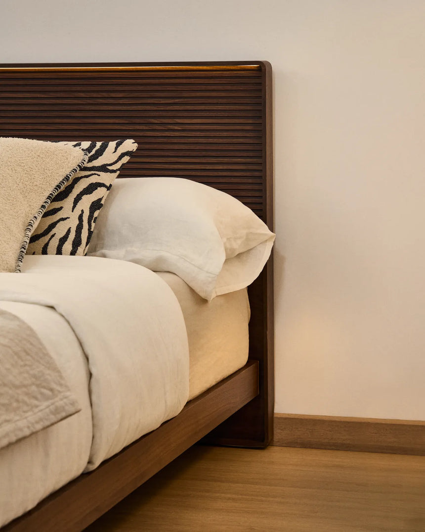 Bett Norlen aus Nussbaumfurnier mit dunklem Finish und LED-Licht für Matratzen 160 x 200 cm FSC Mix Credit von Kave Home – Produktbild 3