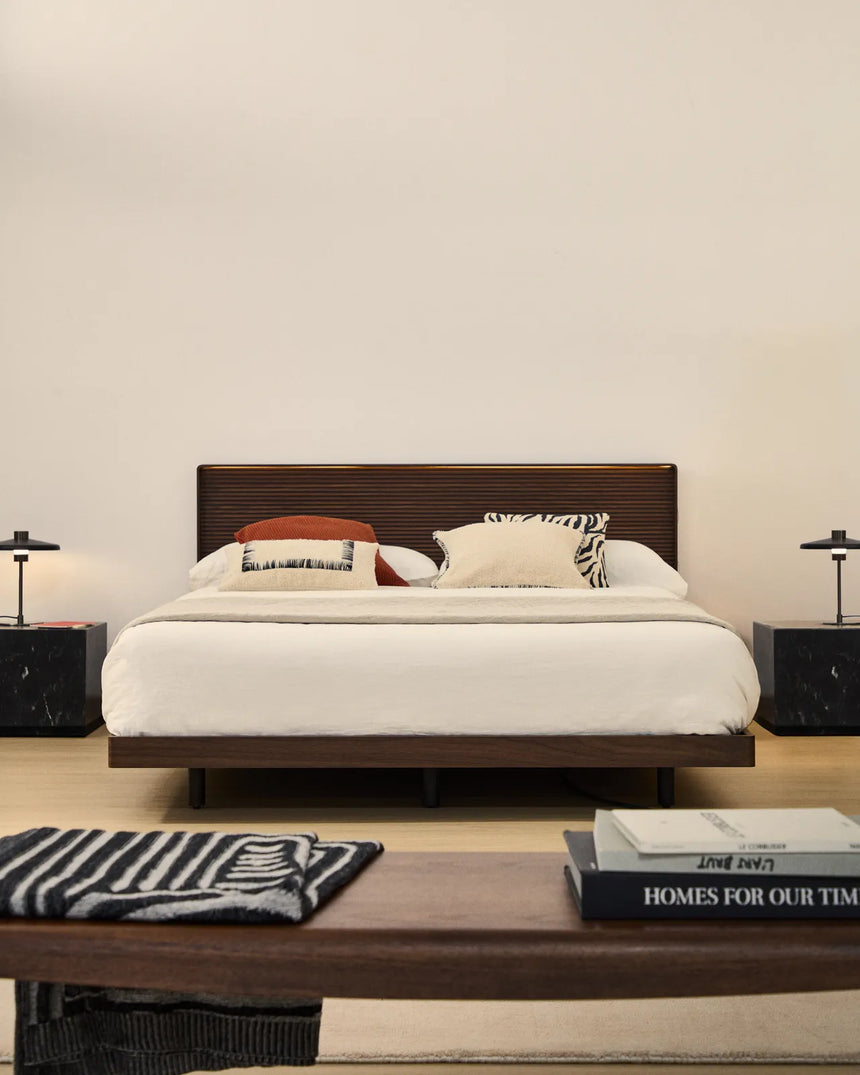 Bett Norlen aus Nussbaumfurnier mit dunklem Finish und LED-Licht für Matratzen 180 x 200 cm FSC Mix Credit von Kave Home – Produktbild 2