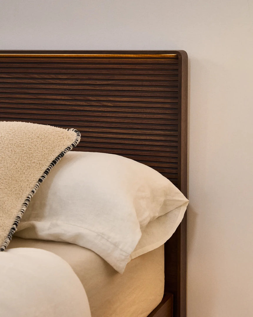 Bett Norlen aus Nussbaumfurnier mit dunklem Finish und LED-Licht für Matratzen 180 x 200 cm FSC Mix Credit von Kave Home – Produktbild 4