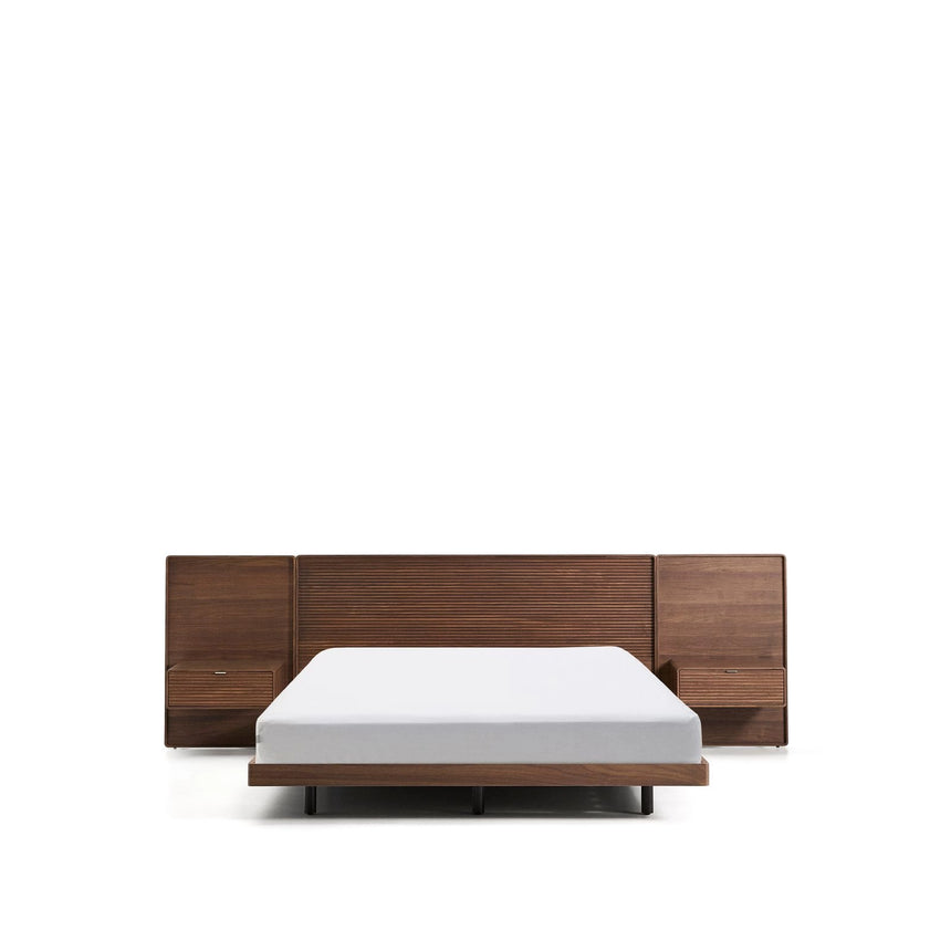 Bett Norlen mit zwei Nachttischen aus Nussbaumfurnier mit dunklem Finish und LED-Licht für Matratzen 160 x 200 cm FSC Mix Credit von Kave Home – Produktbild 1