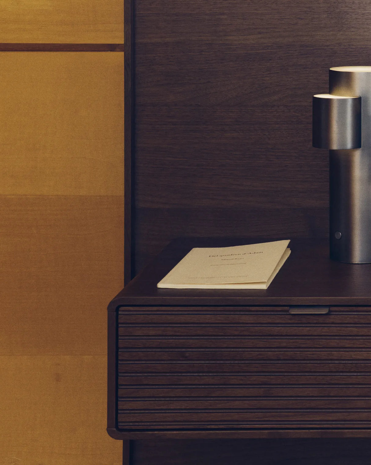 Bett Norlen mit zwei Nachttischen aus Nussbaumfurnier mit dunklem Finish und LED-Licht für Matratzen 160 x 200 cm FSC Mix Credit von Kave Home – Produktbild 3