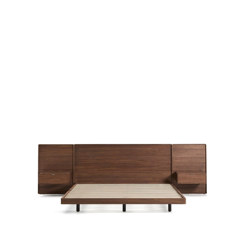 Bett Norlen mit zwei Nachttischen aus Nussbaumfurnier mit dunklem Finish und LED-Licht für Matratzen 180 x 200 cm FSC Mix Credit UK-Adapter von Kave Home – Produktbild 11