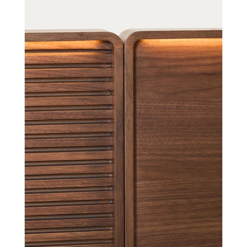 Bett Norlen mit zwei Nachttischen aus Nussbaumfurnier mit dunklem Finish und LED-Licht für Matratzen 180 x 200 cm FSC Mix Credit UK-Adapter von Kave Home – Produktbild 13