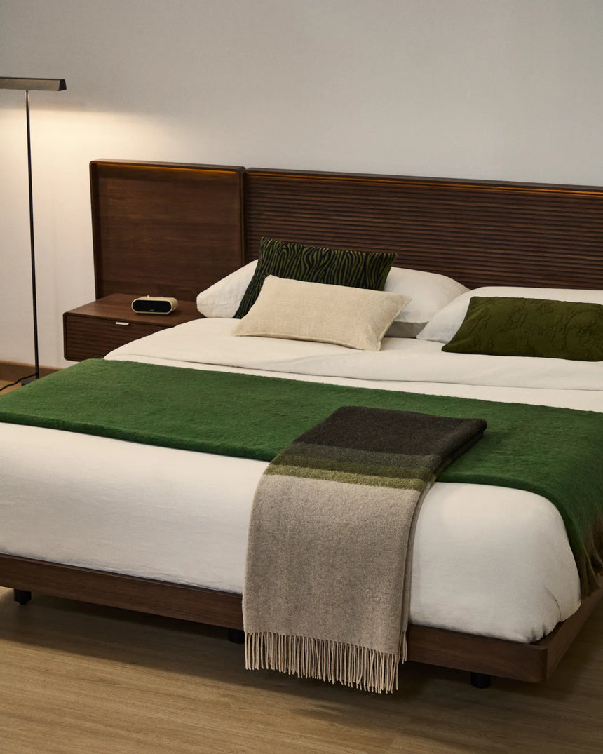 Bett Norlen mit zwei Nachttischen aus Nussbaumfurnier mit dunklem Finish und LED-Licht für Matratzen 180 x 200 cm FSC Mix Credit UK-Adapter von Kave Home – Produktbild 3
