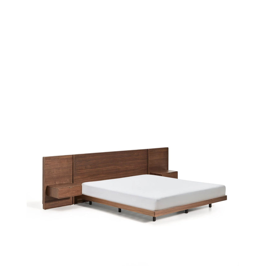 Bett Norlen mit zwei Nachttischen aus Nussbaumfurnier mit dunklem Finish und LED-Licht für Matratzen 180 x 200 cm FSC Mix Credit UK-Adapter von Kave Home – Produktbild 6