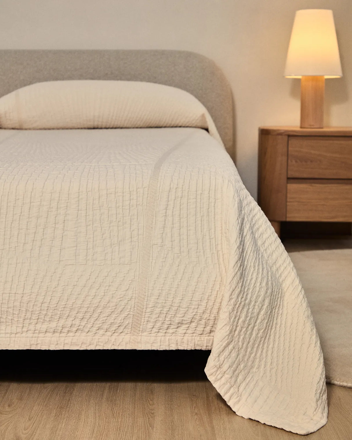 Bett Odina mit abnehmbarem Bezug aus ecrufarbenem Boucléstoff, Beine aus Eschenholz, naturfarbenes Finish, für Matratzen 160 x 200 cm von Kave Home – Bild 3