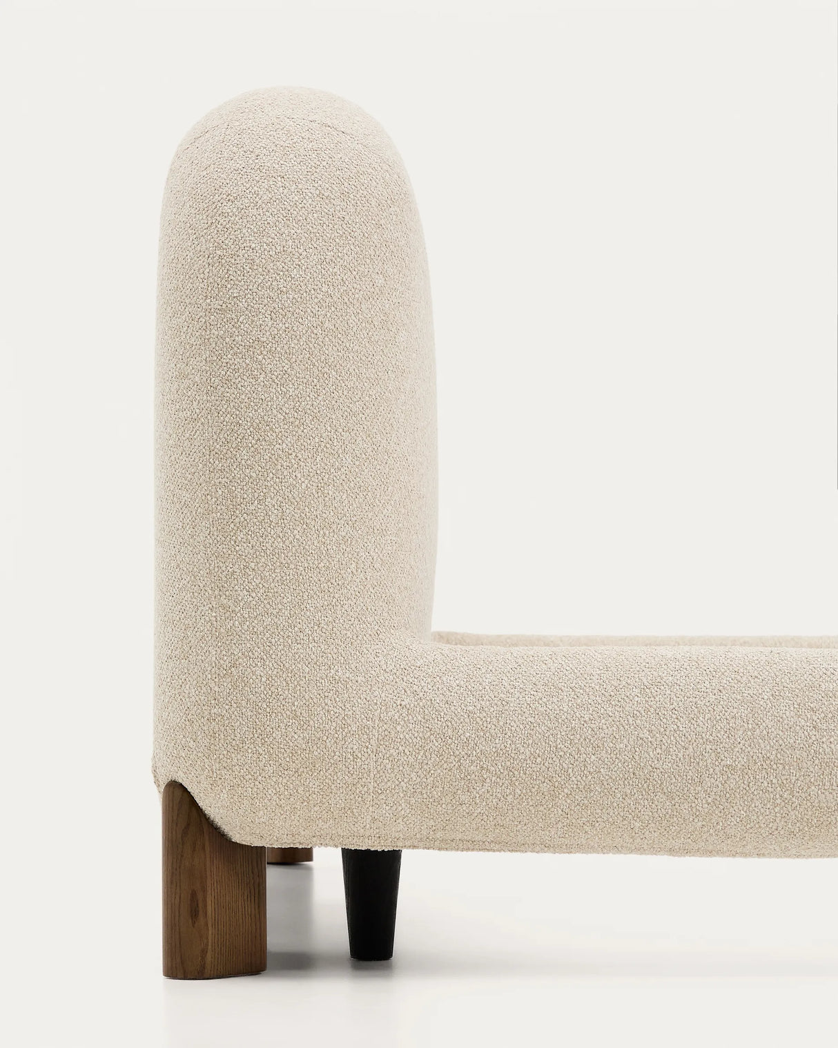Bett Odina mit abnehmbarem Bezug aus ecrufarbenem Boucléstoff sowie Beinen aus massivem Eschenholz mit Nussbaum-Finish für Matratzen 160 x 200 cm von Kave Home – Produktbild 13