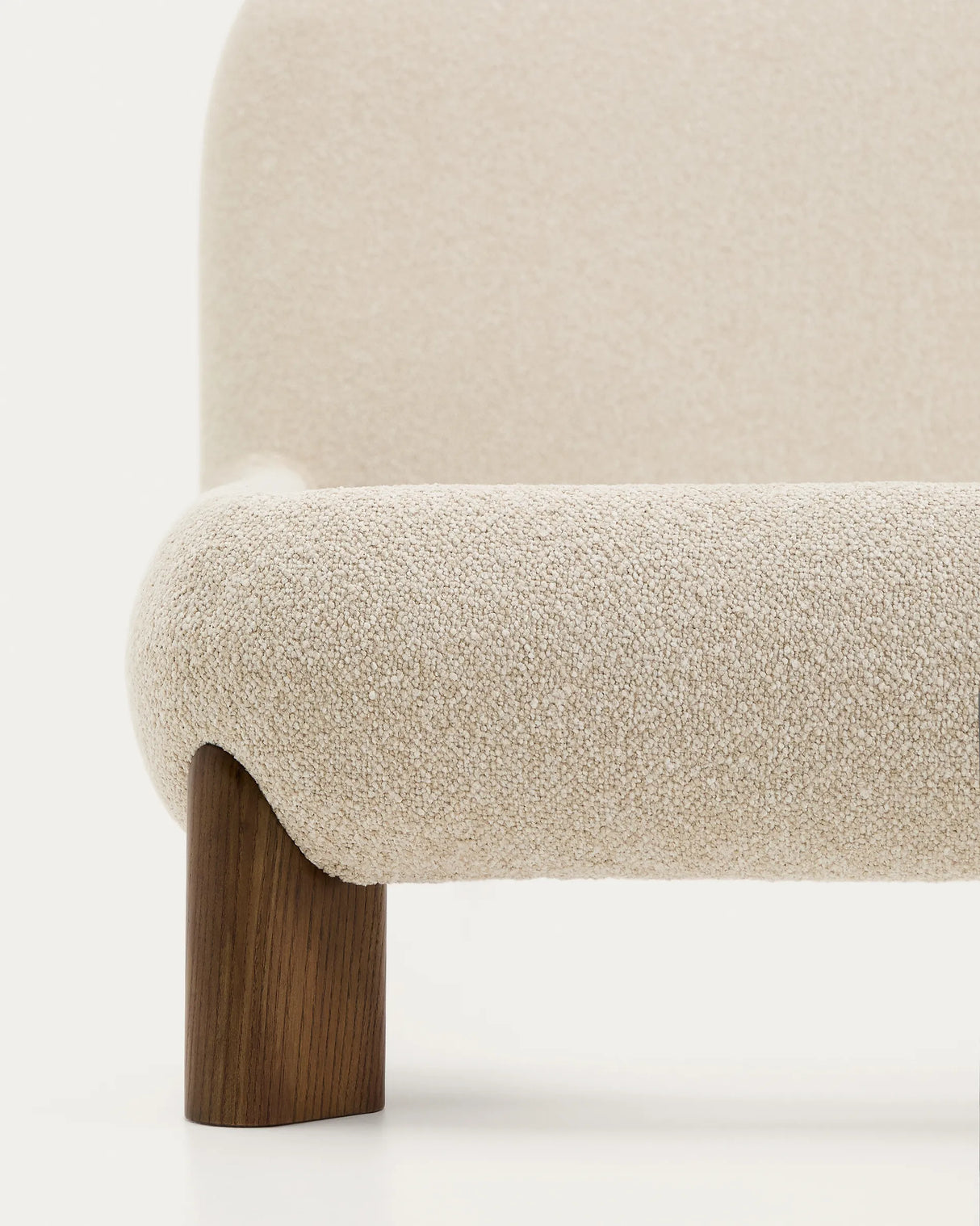 Bett Odina mit abnehmbarem Bezug aus ecrufarbenem Boucléstoff sowie Beinen aus massivem Eschenholz mit Nussbaum-Finish für Matratzen 160 x 200 cm von Kave Home – Produktbild 9