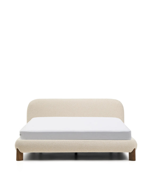 Bett Odina mit abnehmbarem Bezug aus ecrufarbenem Boucléstoff sowie Beinen aus massivem Eschenholz mit Nussbaum-Finish für Matratzen 180 x 200 cm von Kave Home – Produktbild 1