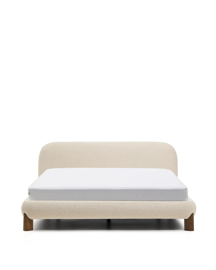 Bett Odina mit abnehmbarem Bezug aus ecrufarbenem Boucléstoff sowie Beinen aus massivem Eschenholz mit Nussbaum-Finish für Matratzen 180 x 200 cm von Kave Home – Produktbild 1