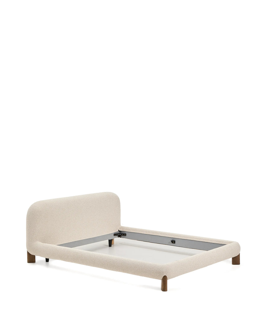 Bett Odina mit abnehmbarem Bezug aus ecrufarbenem Boucléstoff sowie Beinen aus massivem Eschenholz mit Nussbaum-Finish für Matratzen 180 x 200 cm von Kave Home – Produktbild 8
