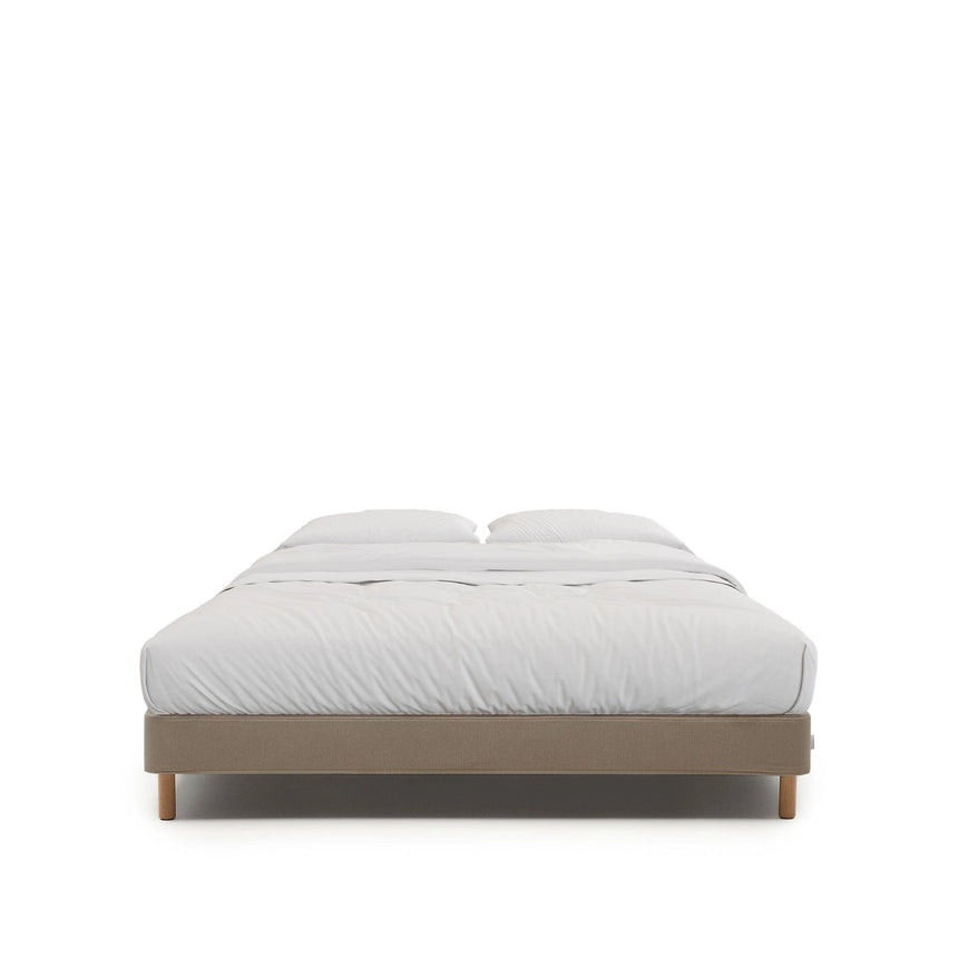 Bettgestell Ofelia mit abnehmbarem Bezug in Braun und Beinen aus massivem Buchenholz für Matratzengröße 180 x 200 cm von Kave Home – Bild 1