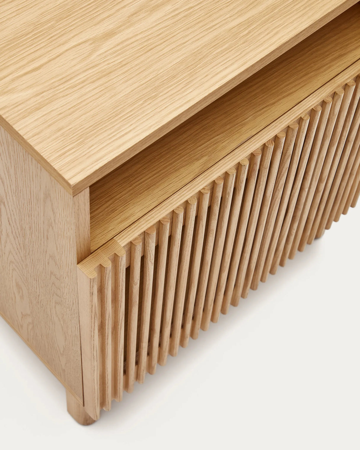 Beyla Nachttisch aus massiver Eiche und Eichenfurnier 53 x 62 cm FSC 100% von Kave Home – Produktbild 1