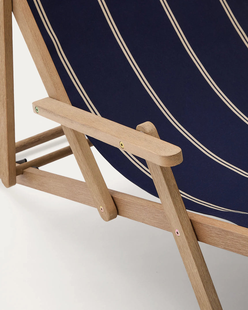 Blau-beige gestreifter klappbarer Outdoor-Liegestuhl Vilara aus massivem Akazienholz, FSC 100% von Kave Home – Produktbild 1