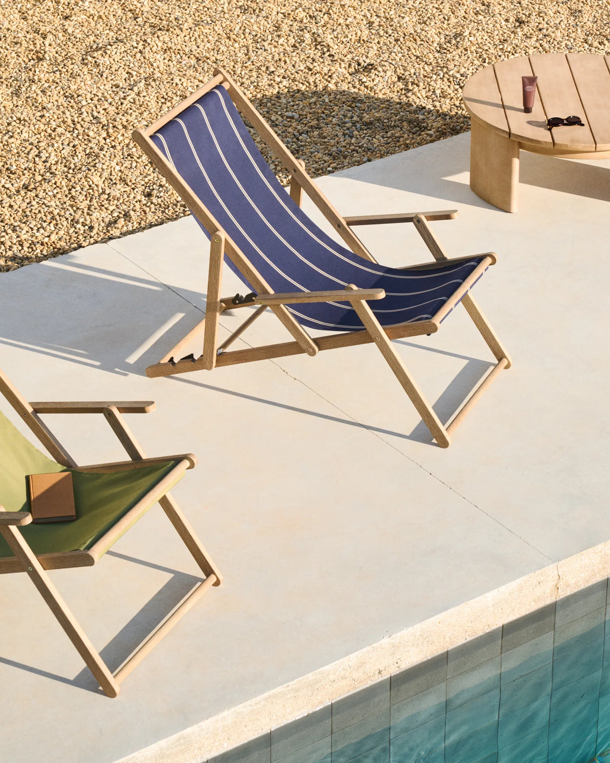 Blau-beige gestreifter klappbarer Outdoor-Liegestuhl Vilara aus massivem Akazienholz, FSC 100% von Kave Home – Produktbild 7