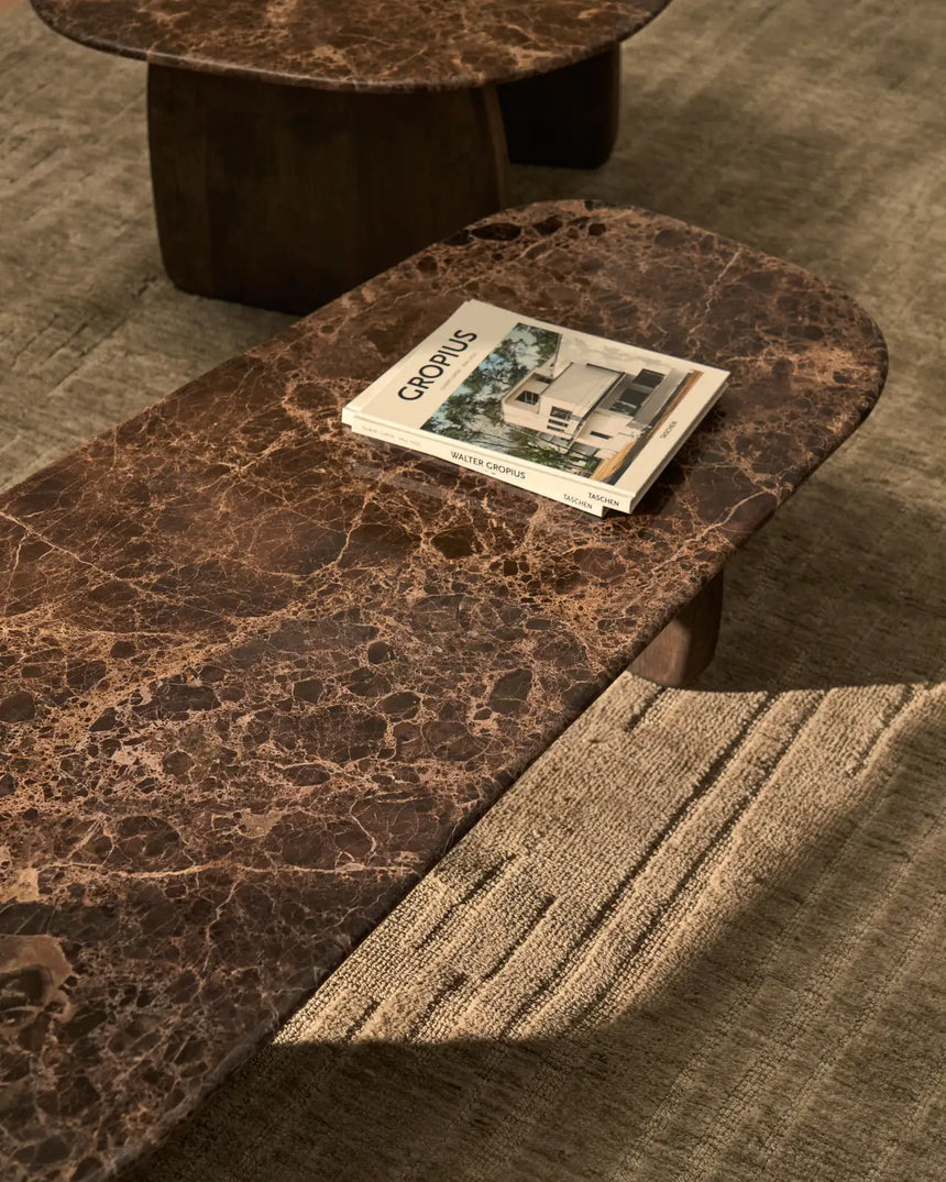 Couchtisch Pirita aus braunem Marmor mit Beinen aus massivem Eichenholz, 147 x 65 cm, FSC 100 % von Kave Home – Bild 3
