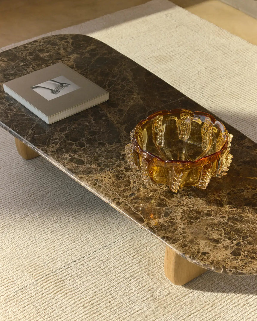 Couchtisch Pirita aus braunem Marmor mit Beinen aus massivem Eichenholz mit naturfarbenem Finish, 147 x 65 cm, FSC 100 % von Kave Home – Bild 2