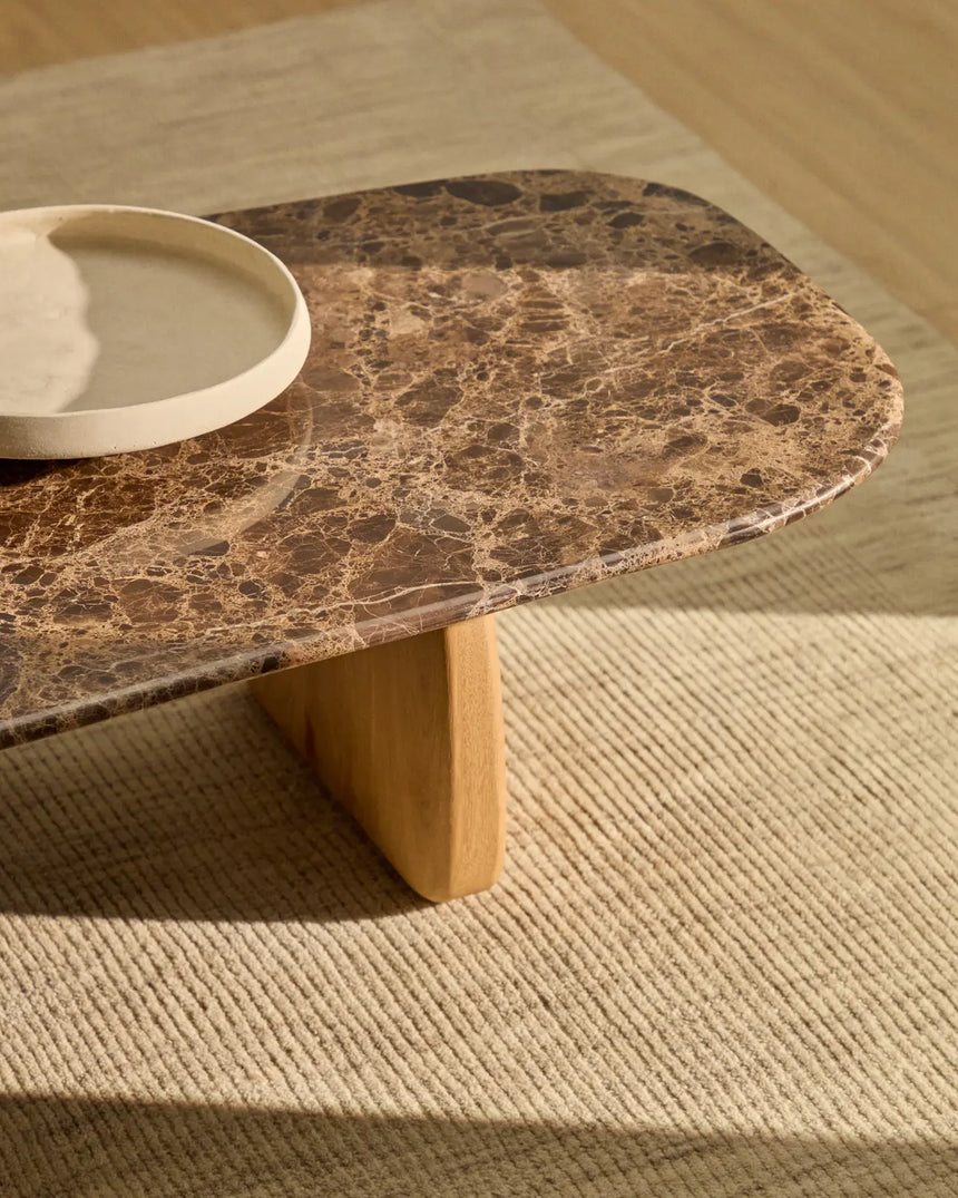 Couchtisch Pirita aus braunem Marmor mit Beinen aus massivem Eichenholz mit naturfarbenem Finish, 147 x 65 cm, FSC 100 % von Kave Home – Bild 4