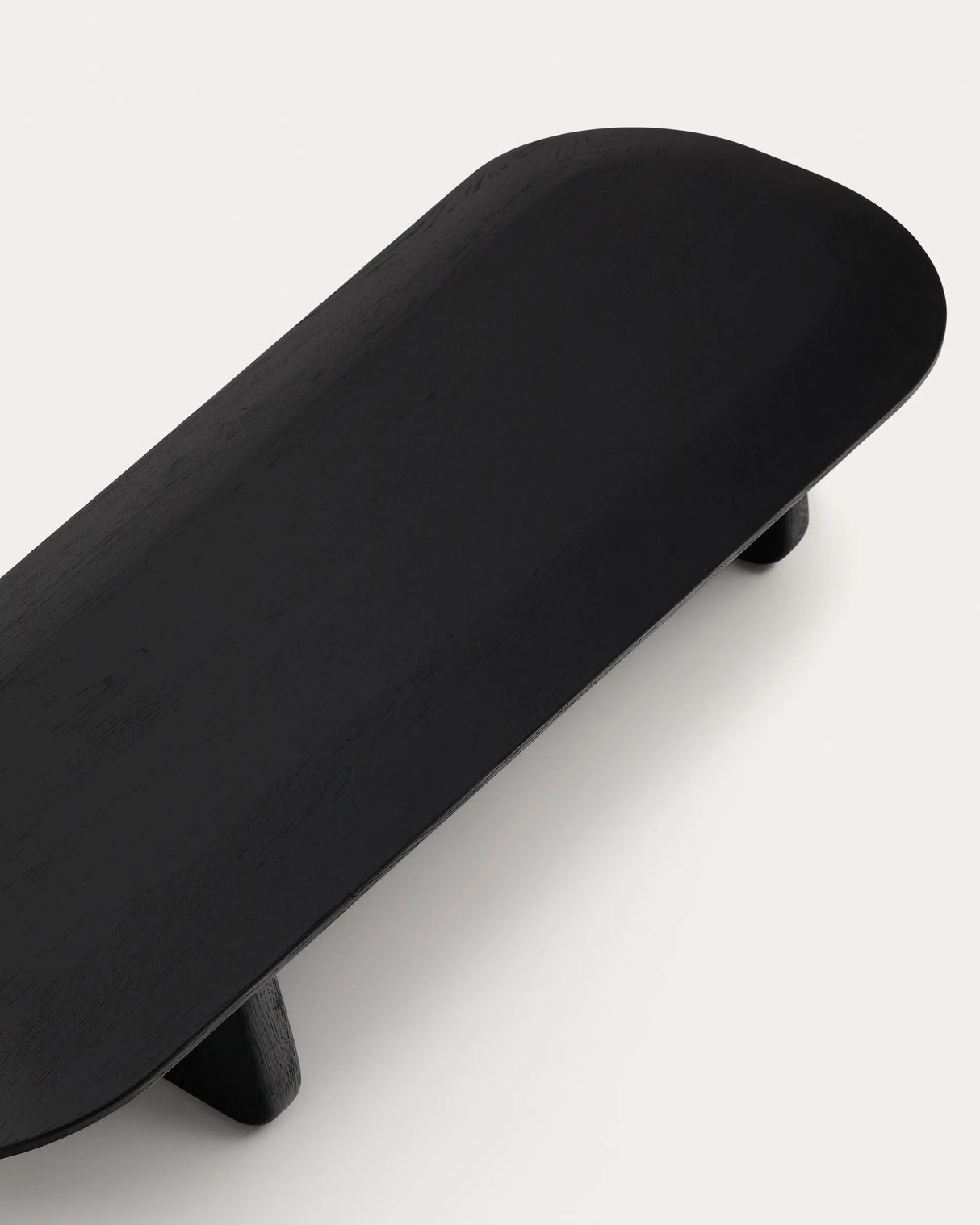 Couchtisch Pirita aus massiver Eiche mit schwarzem Finish 146 x 56,5 cm FSC 100% von Kave Home – Produktbild 1