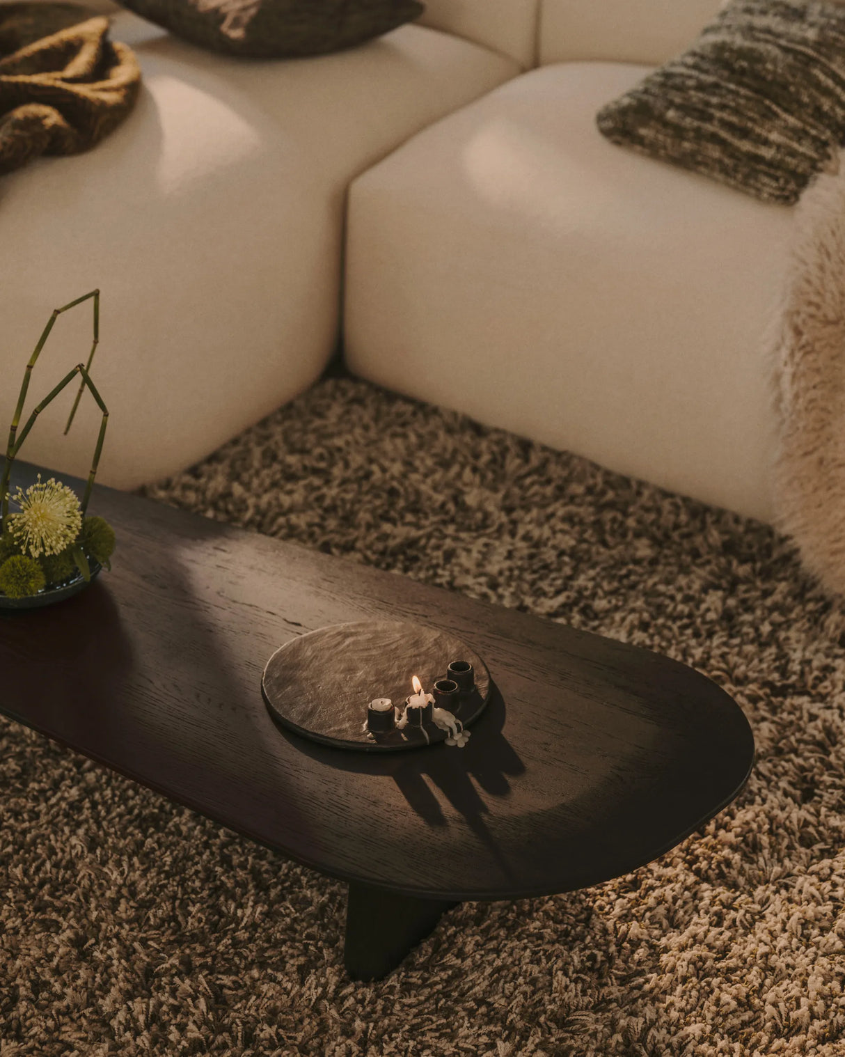 Couchtisch Pirita aus massiver Eiche mit schwarzem Finish 146 x 56,5 cm FSC 100% von Kave Home – Produktbild 5