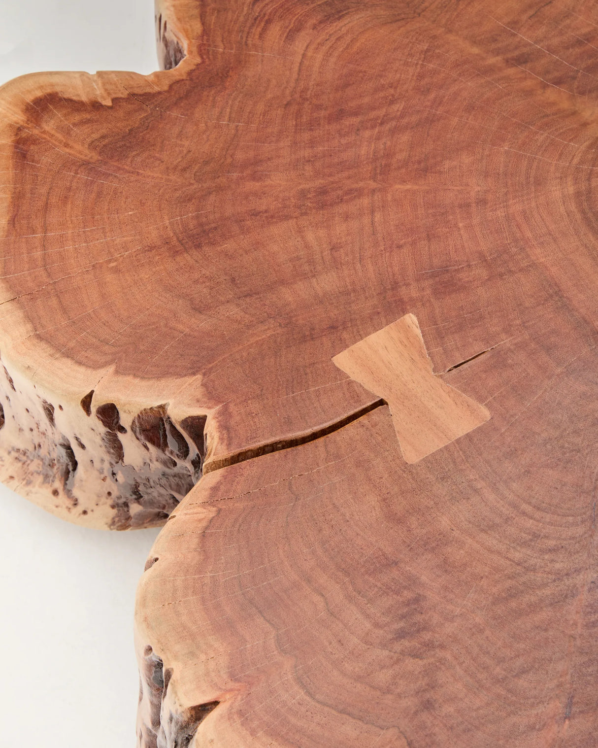 Couchtisch Tavine aus massivem Akazienholz mit gebleichtem Finish und Rollen Ø 85 cm von Kave Home – Produktbild 4