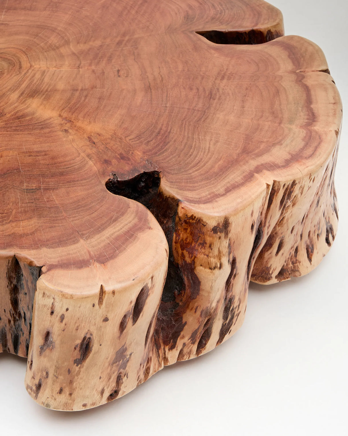 Couchtisch Tavine aus massivem Akazienholz mit gebleichtem Finish und Rollen Ø 85 cm von Kave Home – Produktbild 5