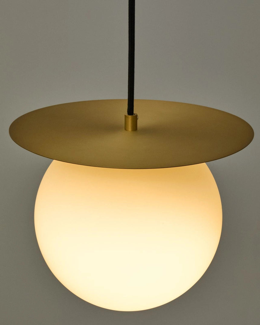 Deckenleuchte Brisia aus Metall mit gebürstetem Messing-Finish und einer mattierten Glaskugel Ø 20 cm von Kave Home – Bild 4