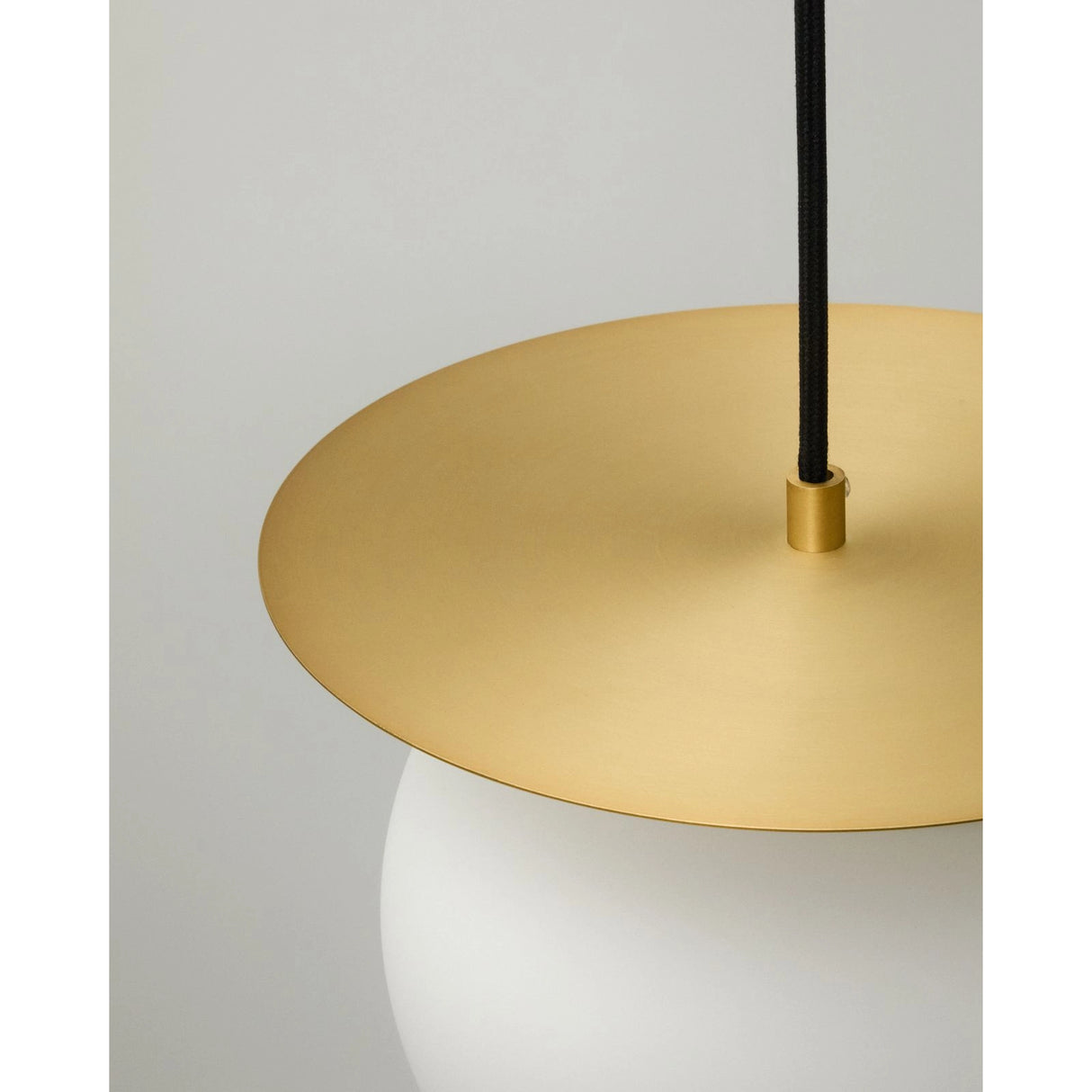 Deckenleuchte Brisia aus Metall mit gebürstetem Messing-Finish und einer mattierten Glaskugel Ø 20 cm von Kave Home – Bild 5