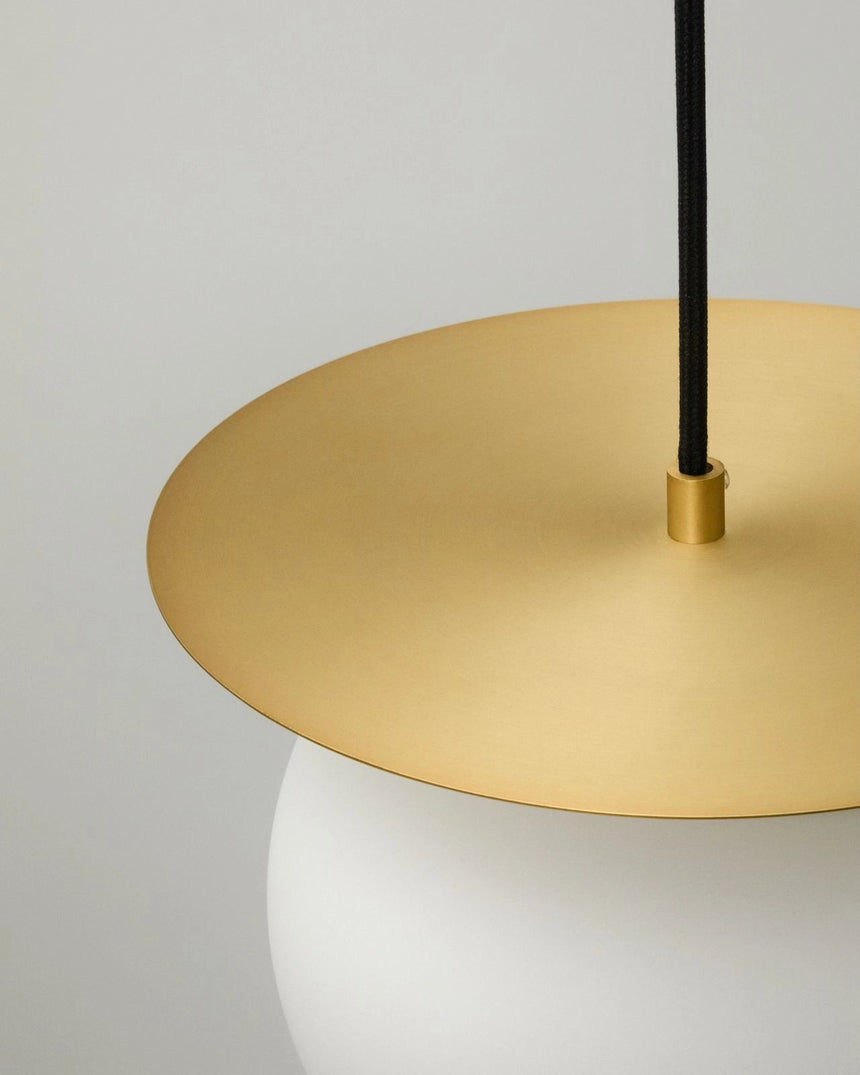 Deckenleuchte Brisia aus Metall mit gebürstetem Messing-Finish und einer mattierten Glaskugel Ø 20 cm von Kave Home – Bild 5