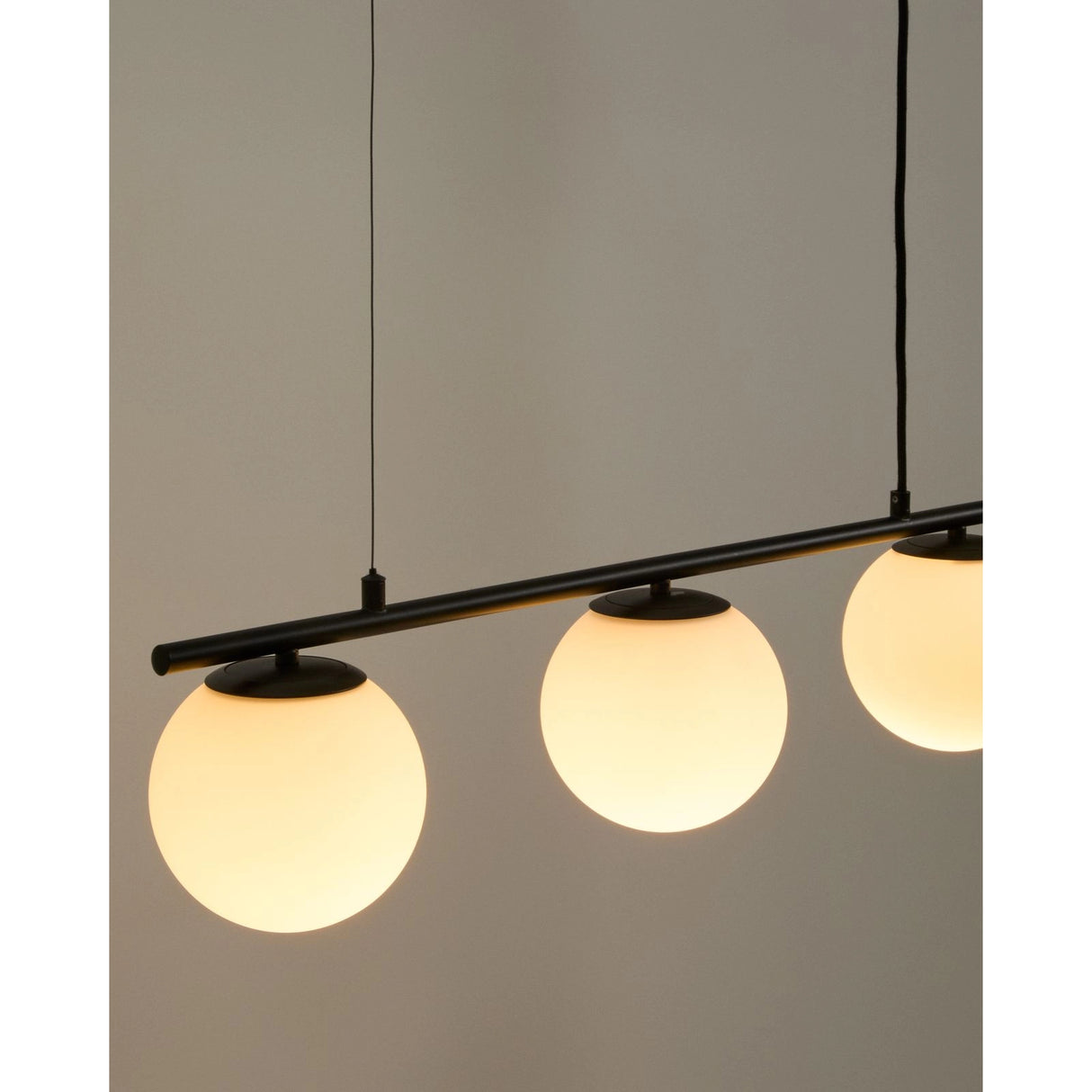 Deckenleuchte Brisia aus Metall mit schwarzem Finish und drei Glaskugeln Ø15 cm von Kave Home – Bild 4
