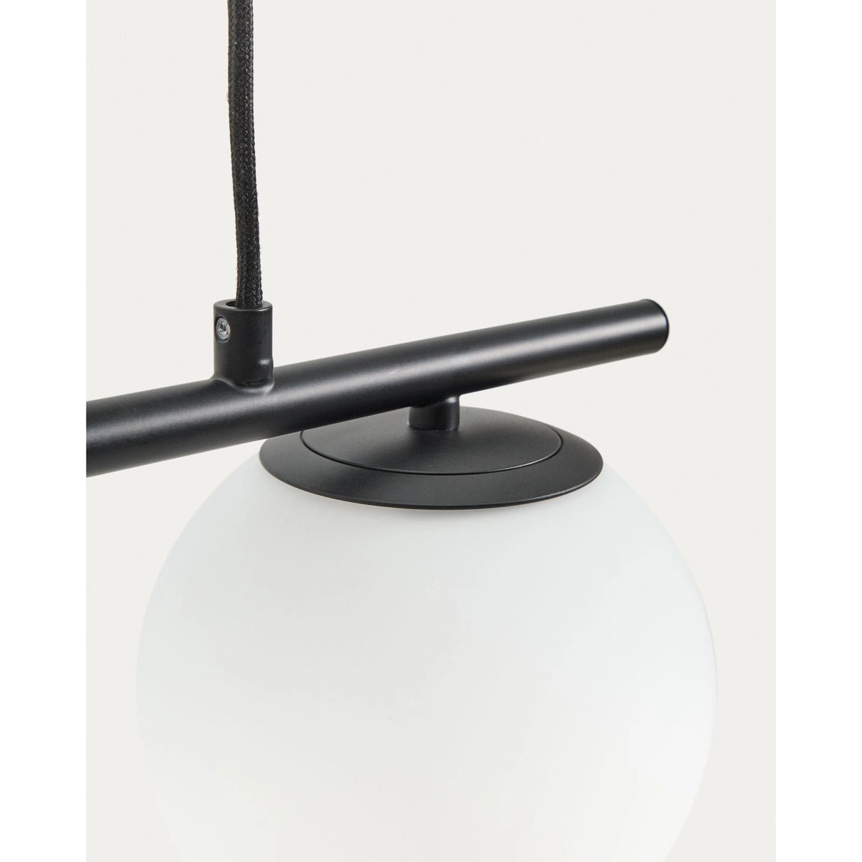 Deckenleuchte Brisia aus Metall mit schwarzem Finish und drei Glaskugeln Ø15 cm von Kave Home – Bild 6