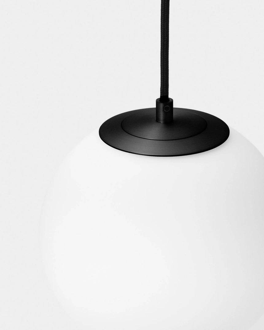 Deckenleuchte Brisia aus Metall mit schwarzem Finish und einer Glaskugel Ø15 cm von Kave Home – Bild 4