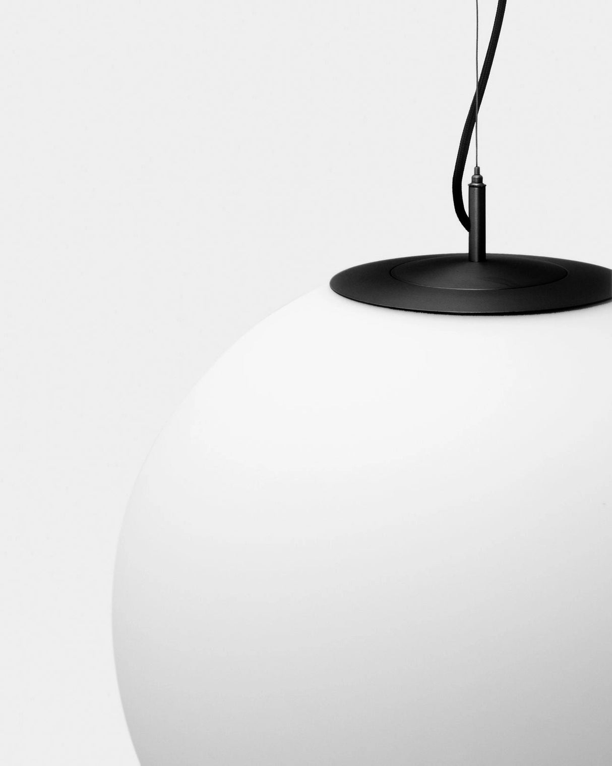 Deckenleuchte Brisia aus Metall mit schwarzem Finish und einer Glaskugel Ø50 cm von Kave Home – Bild 4