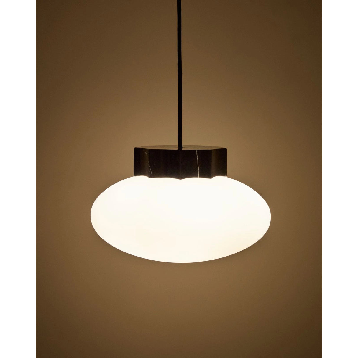 Deckenleuchte Idela aus Rauchglas und schwarzem Marmor, Ø 26 cm von Kave Home – Bild 2