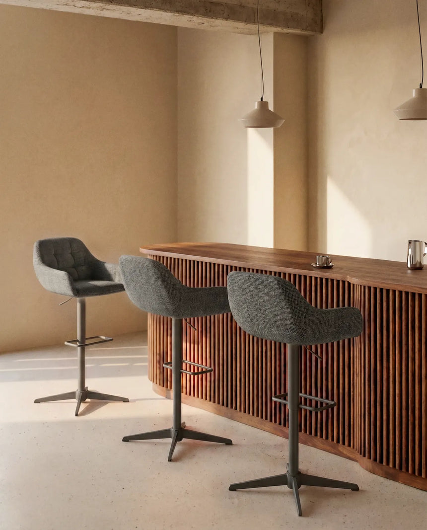 Drehhocker Dorina mit grüner Chenille und Stahlbeinen mit grünem Finish von Kave Home – Bild 2