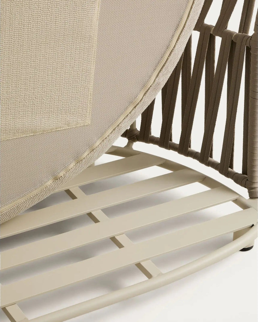 Ecrufarbenes 2-Sitzer-Sofa Osani und geschwungenes Modul aus ecrufarbenem Aluminium und taupefarbenem Seil, 274 cm von Kave Home – Bild 10