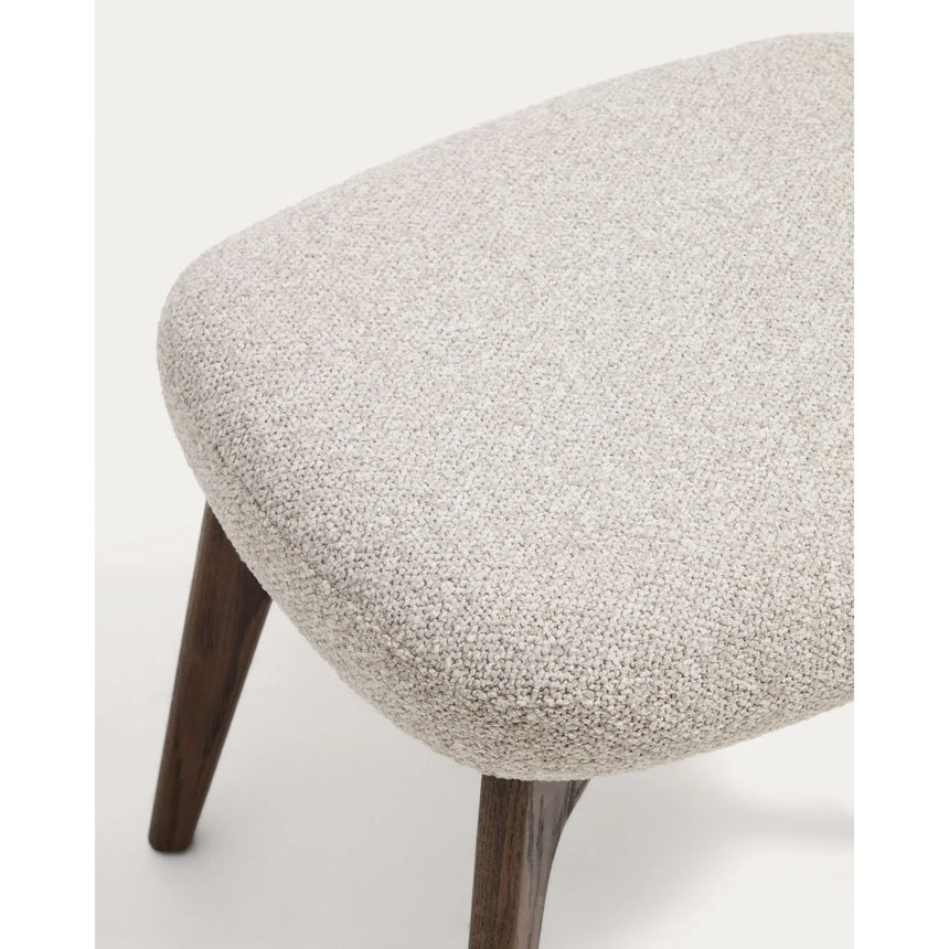 Fußablage Adiran mit dicker Chenille in Beige und Beinen aus massivem Eichenholz mit Nussbaum-Finish von Kave Home – Bild 7