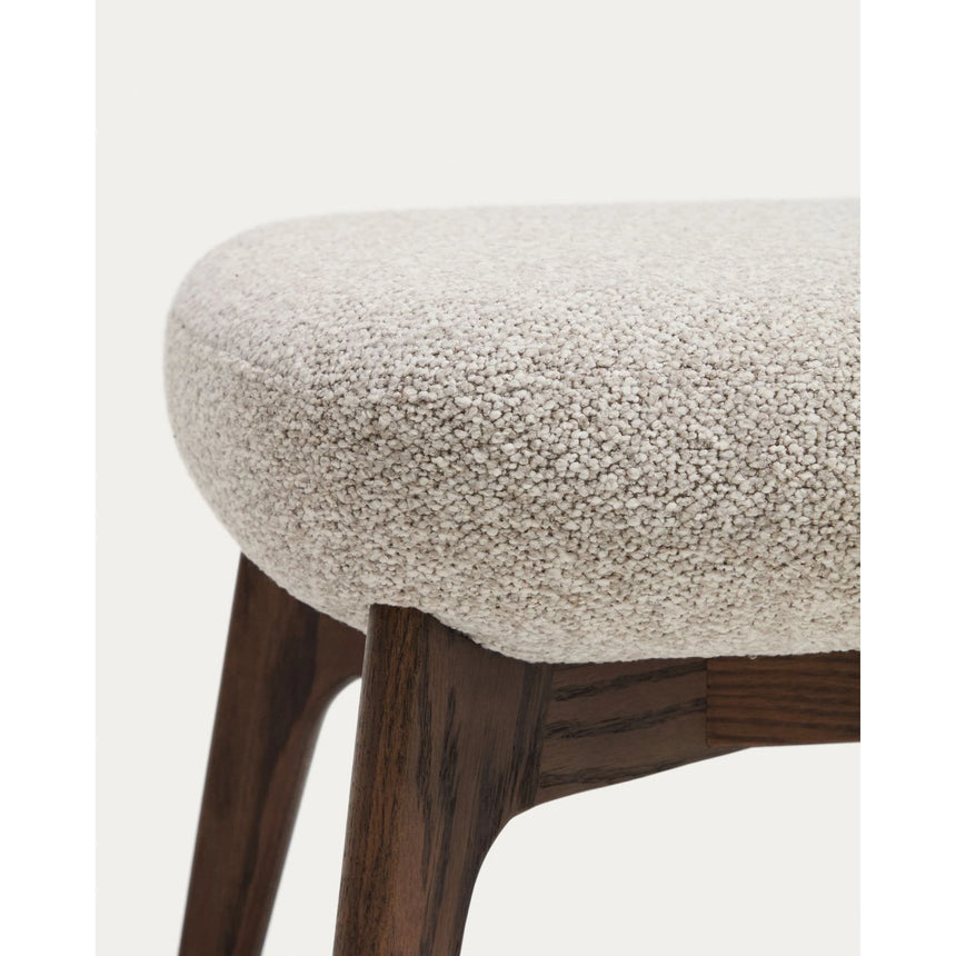 Fußablage Adiran mit dicker Chenille in Beige und Beinen aus massivem Eichenholz mit Nussbaum-Finish von Kave Home – Bild 8