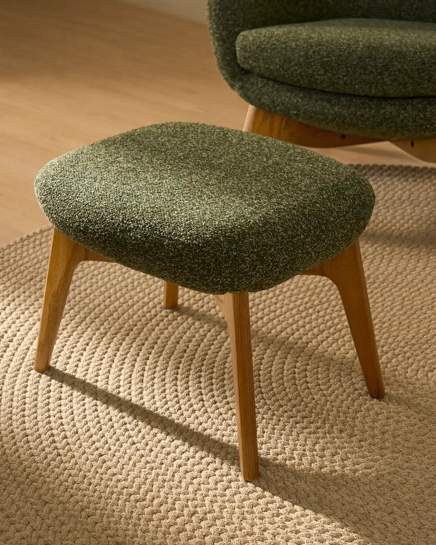 Fußablage Adiran mit dicker Chenille in dunklem Beige und Beinen aus massivem Eichenholz mit natürlichem Finish von Kave Home – Bild 2