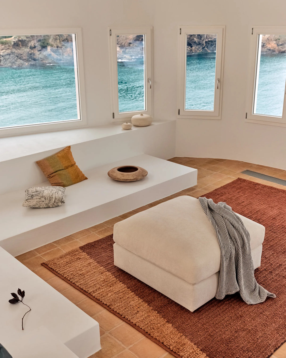 Fußablage Alea mit abnehmbarem Bezug aus Chenille in Ecru, 90 x 90 cm von Kave Home – Produktbild 2