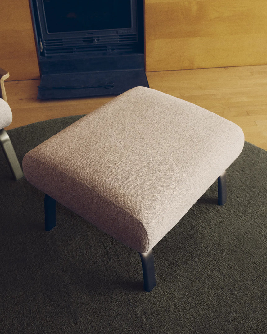 Fußablage Amsen in Beige mit Beinen aus em gebürsteten Edelstahl 68 x 55 cm von Kave Home – Produktbild 2