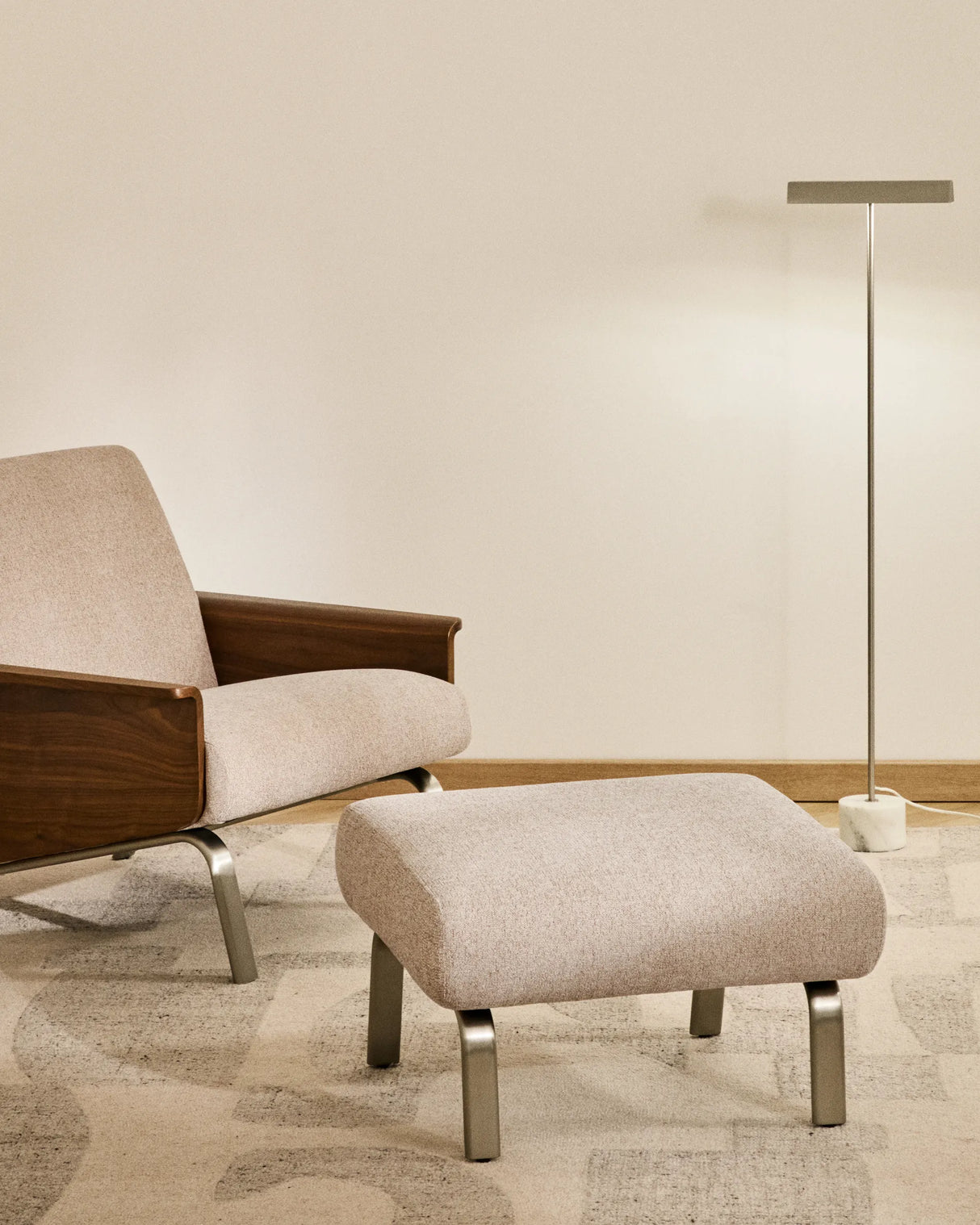 Fußablage Amsen in Beige mit Beinen aus em gebürsteten Edelstahl 68 x 55 cm von Kave Home – Produktbild 4