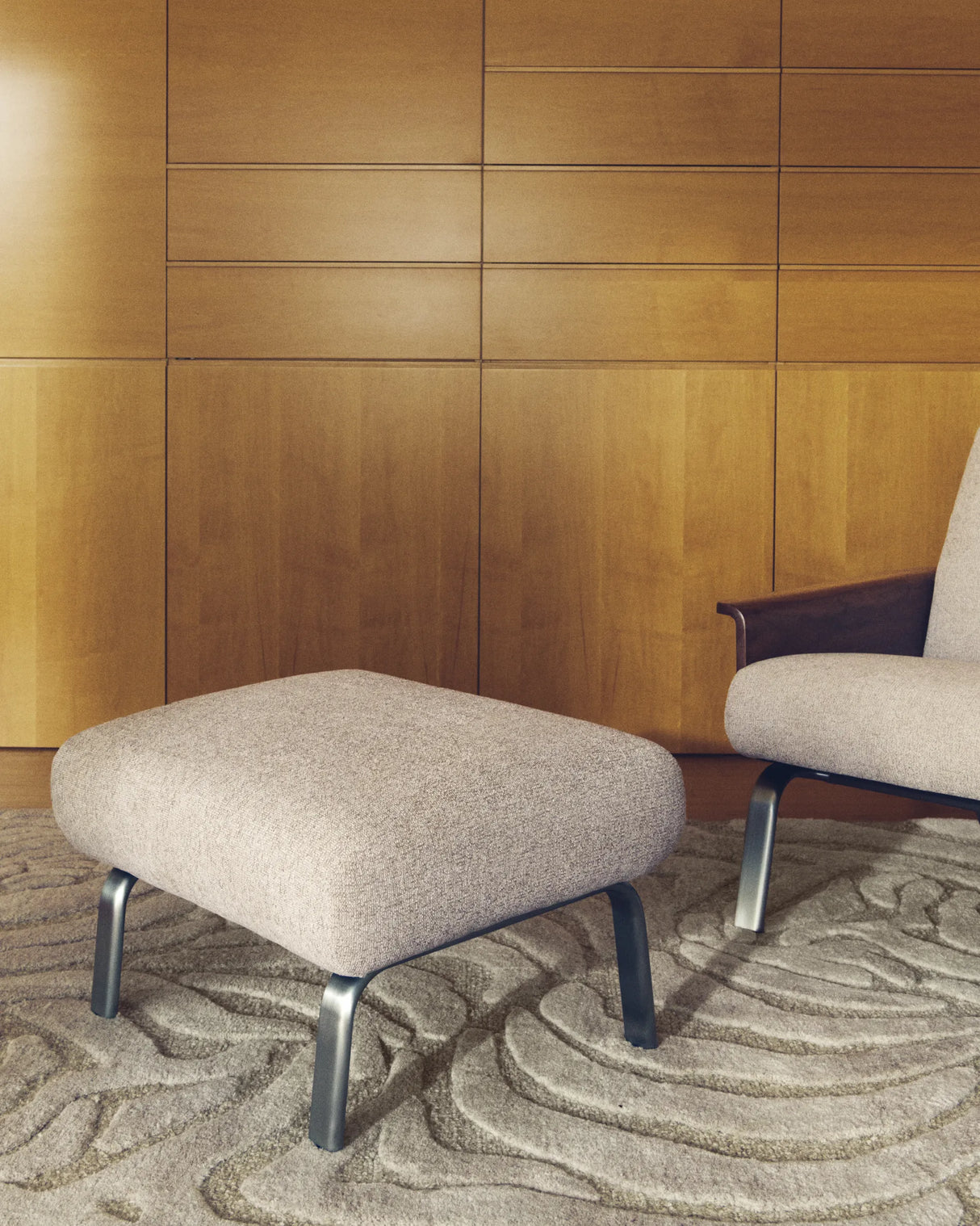 Fußablage Amsen in Hellbraun mit Beinen aus em gebürsteten Edelstahl 68 x 55 cm von Kave Home – Produktbild 2