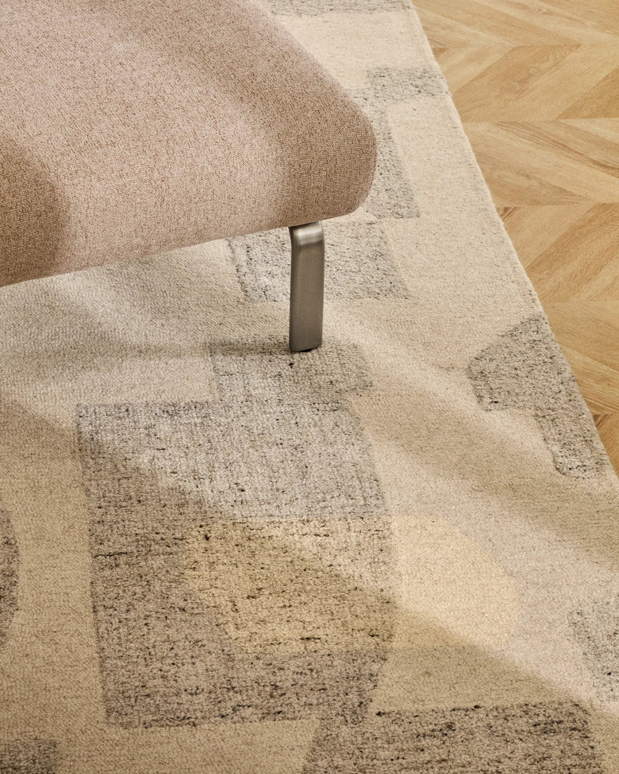 Fußablage Amsen in Hellbraun mit Beinen aus em gebürsteten Edelstahl 68 x 55 cm von Kave Home – Produktbild 4