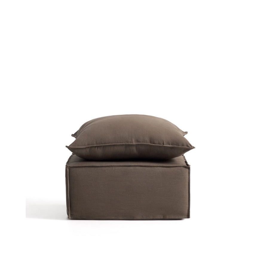 Fußablage Anarela mit abnehmbarem Bezug und Kissen aus 100 % Leinen in Taupe, 80 x 80 cm, FSC Mix Credit von Kave Home – Bild 1