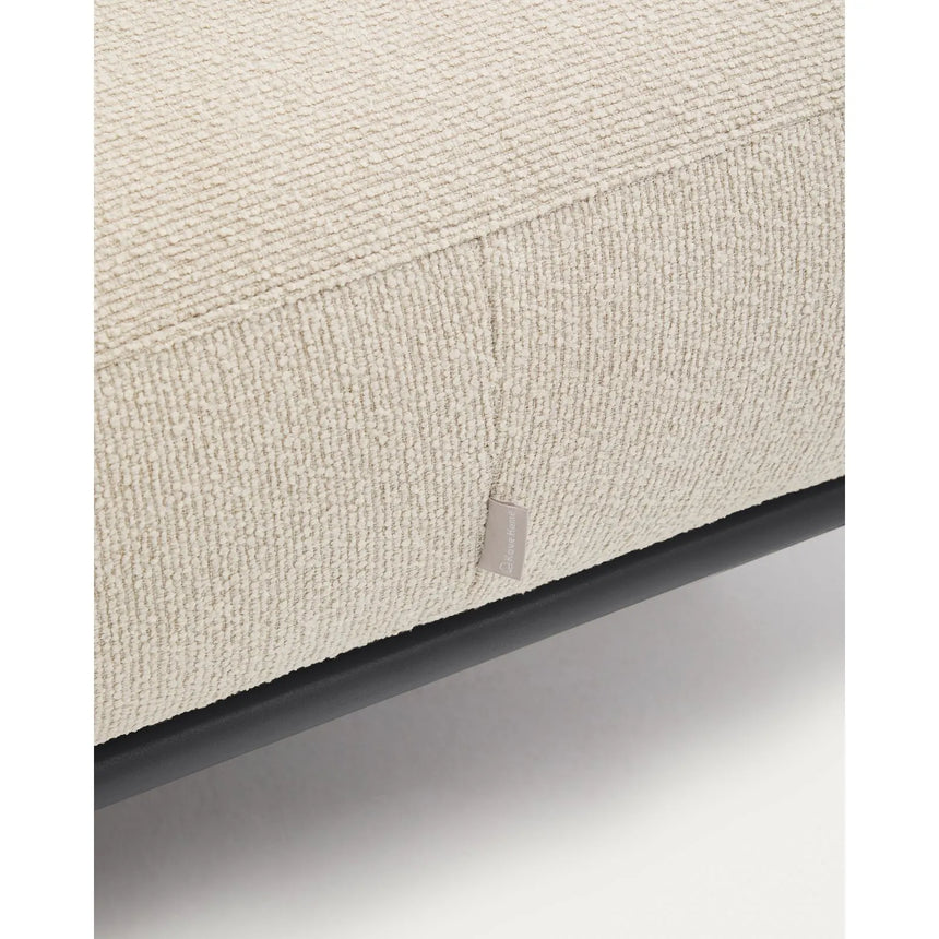 Fußablage Aurum aus ecrufarbener Chenille und mattgrauer Metallbasis 85 x 85 cm FSC Mix Credit von Kave Home – Bild 8