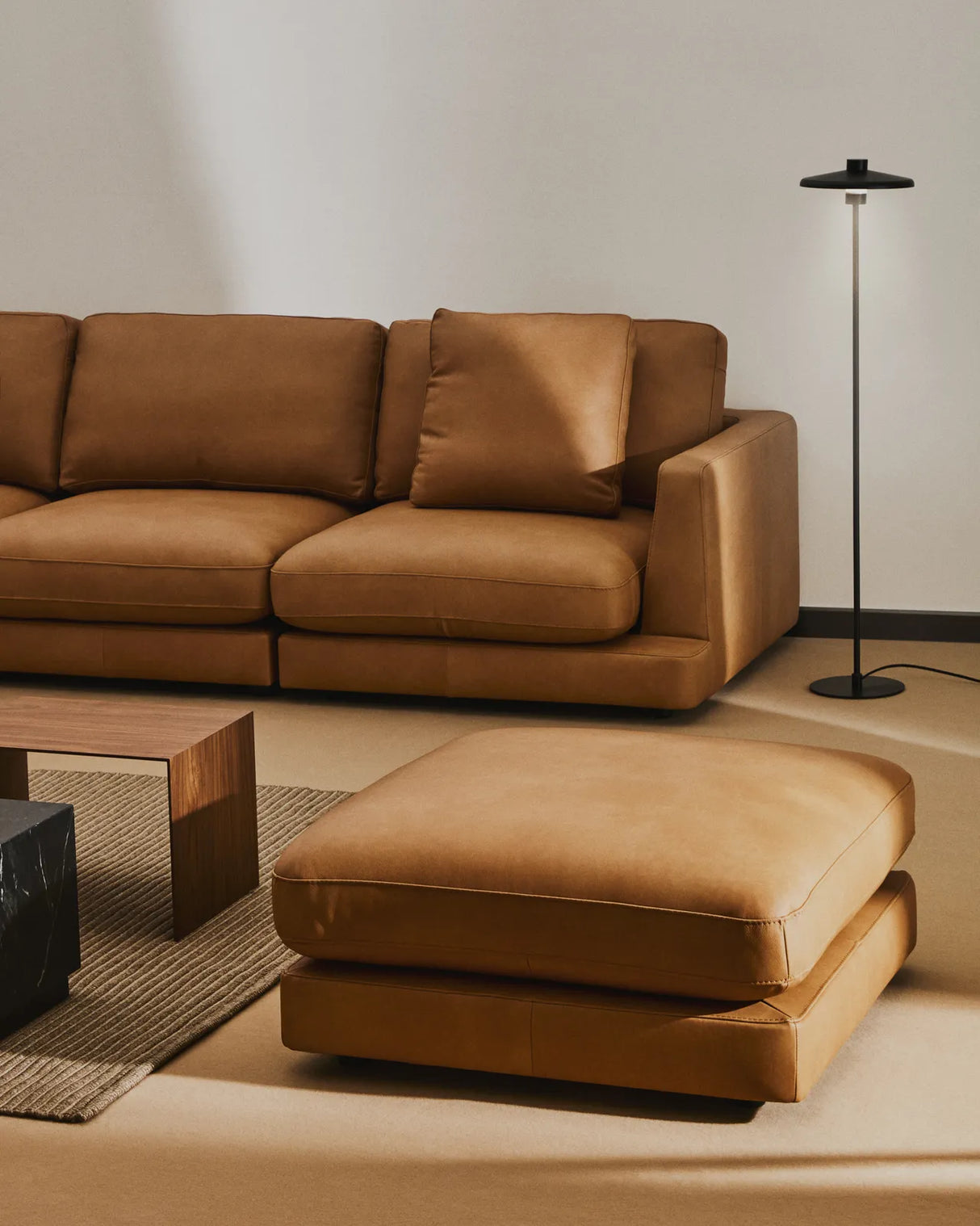 Fußablage Gala in braunem Leder, 90 x 90 cm von Kave Home – Produktbild 2
