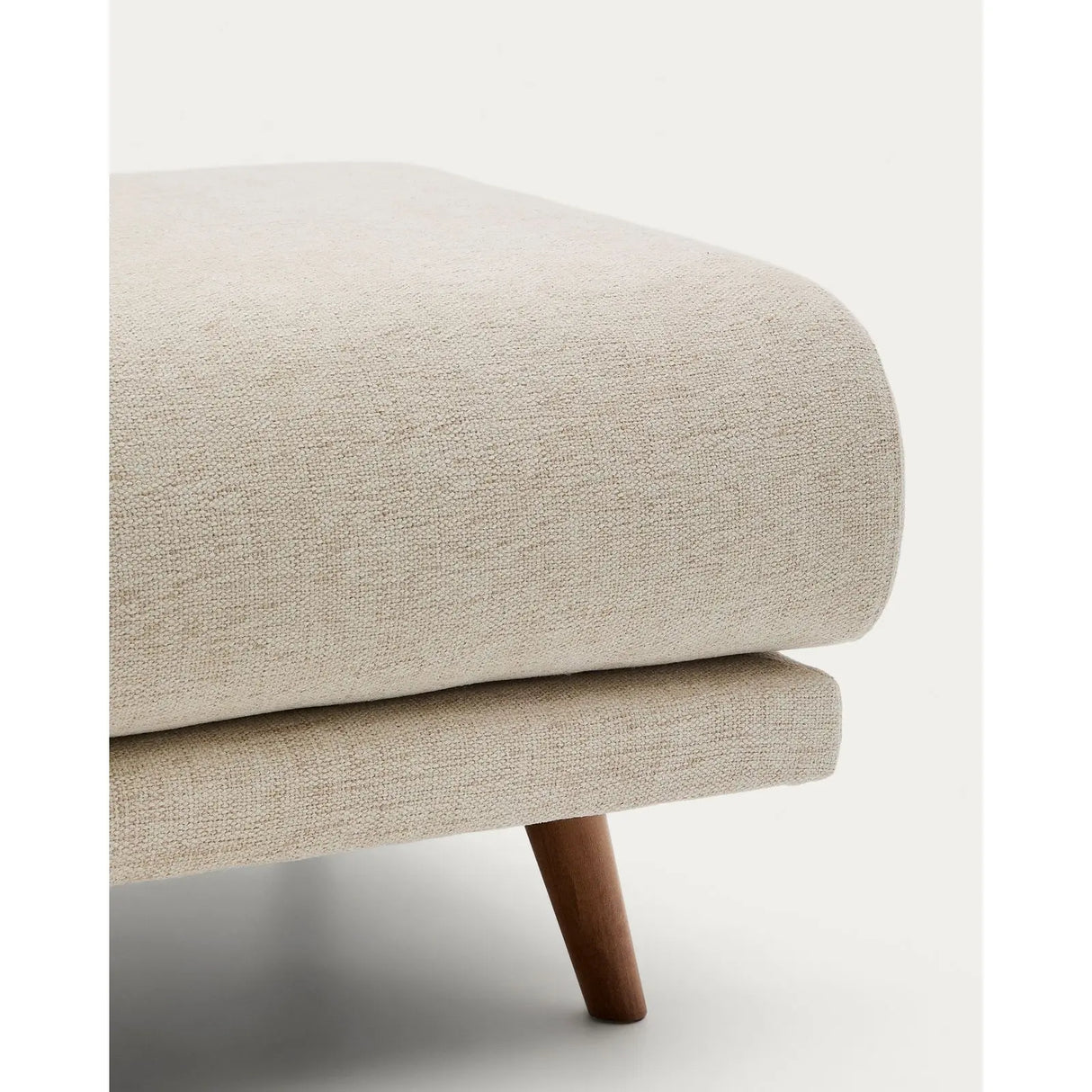 Fußablage Karin aus beiger Chenille mit Beinen aus massivem Buchenholz mit walnussfarbener Oberfläche 90 x 70 cm von Kave Home – Bild 4