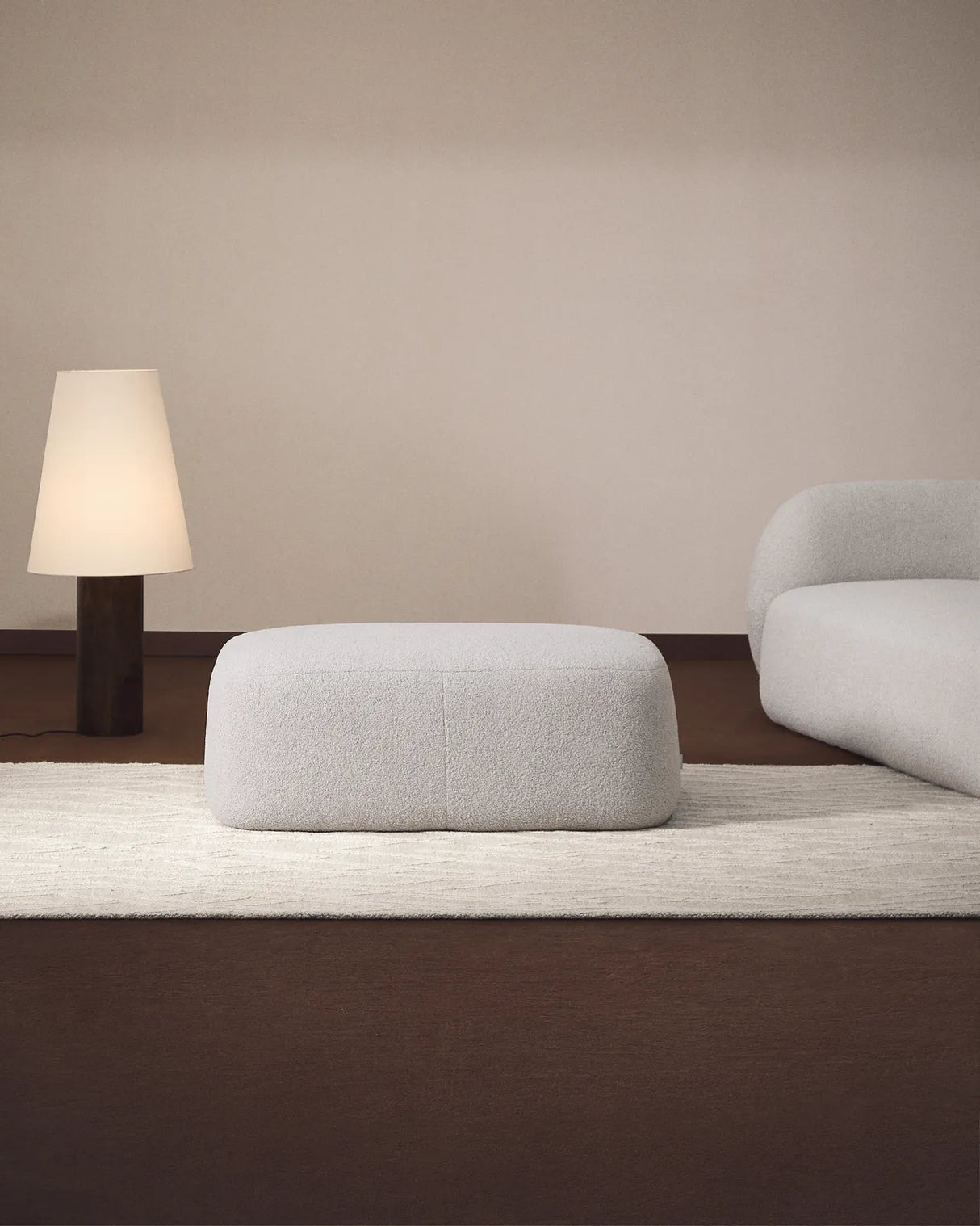 Fußablage Martina in Lammfelloptik in Grau 123 x 85 cm FSC Mix Credit von Kave Home – Produktbild 2